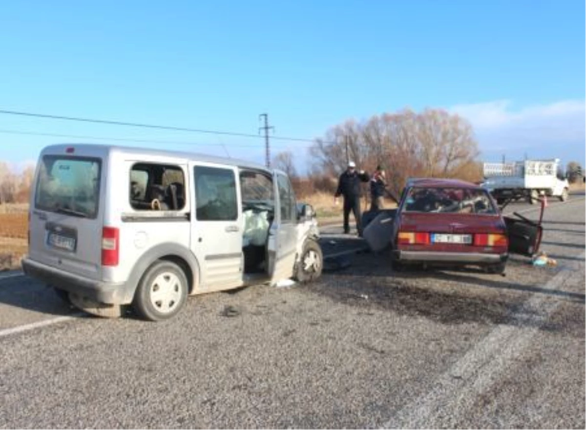 Konya\'da Trafik Kazaları: 2 Ölü, 8 Yaralı