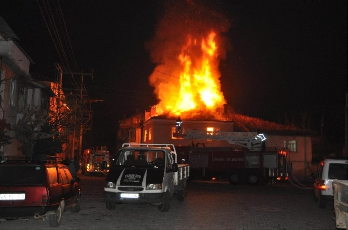 Manisa\'da Korkutan Ev Yangını