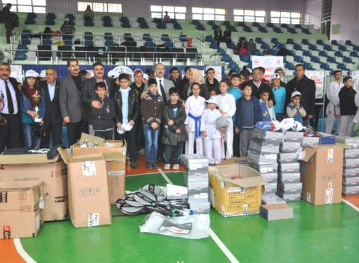 Muş\'ta Sporculara Malzeme Dağıtımı