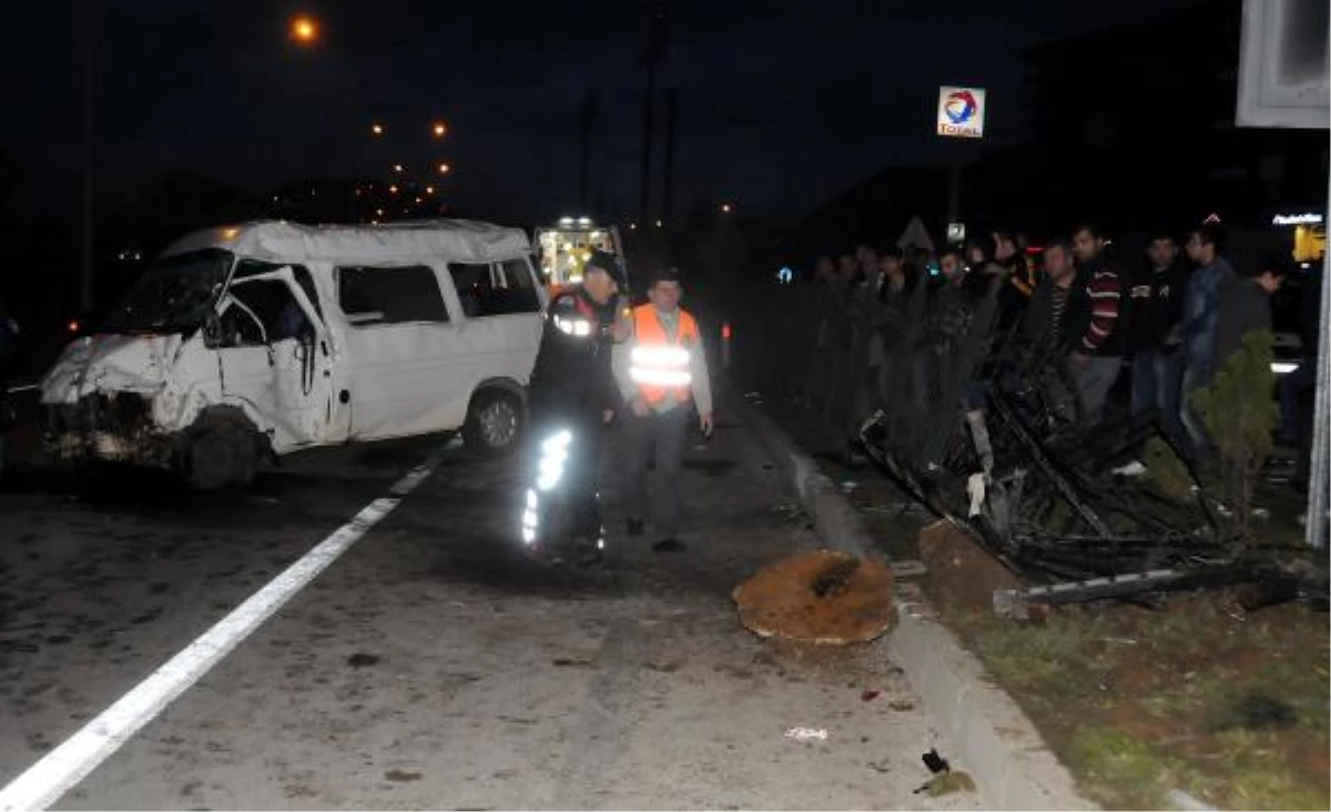 Giresun\'da Öğrenci Minibüsü Refüje Çarptı: 13 Yaralı
