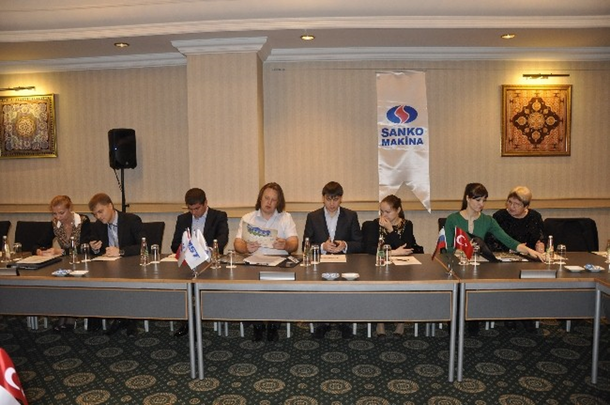 Sanko Makine\'den, Mst Markası İş Makinalarının Rusya Temsilcilerine Plaket