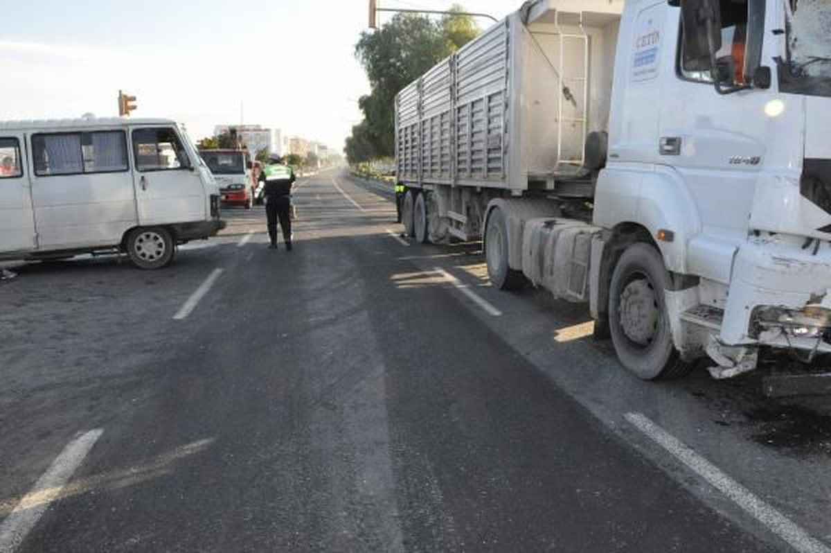 Tır Servis Minibüsüne Çarptı: 20 Yaralı (2)