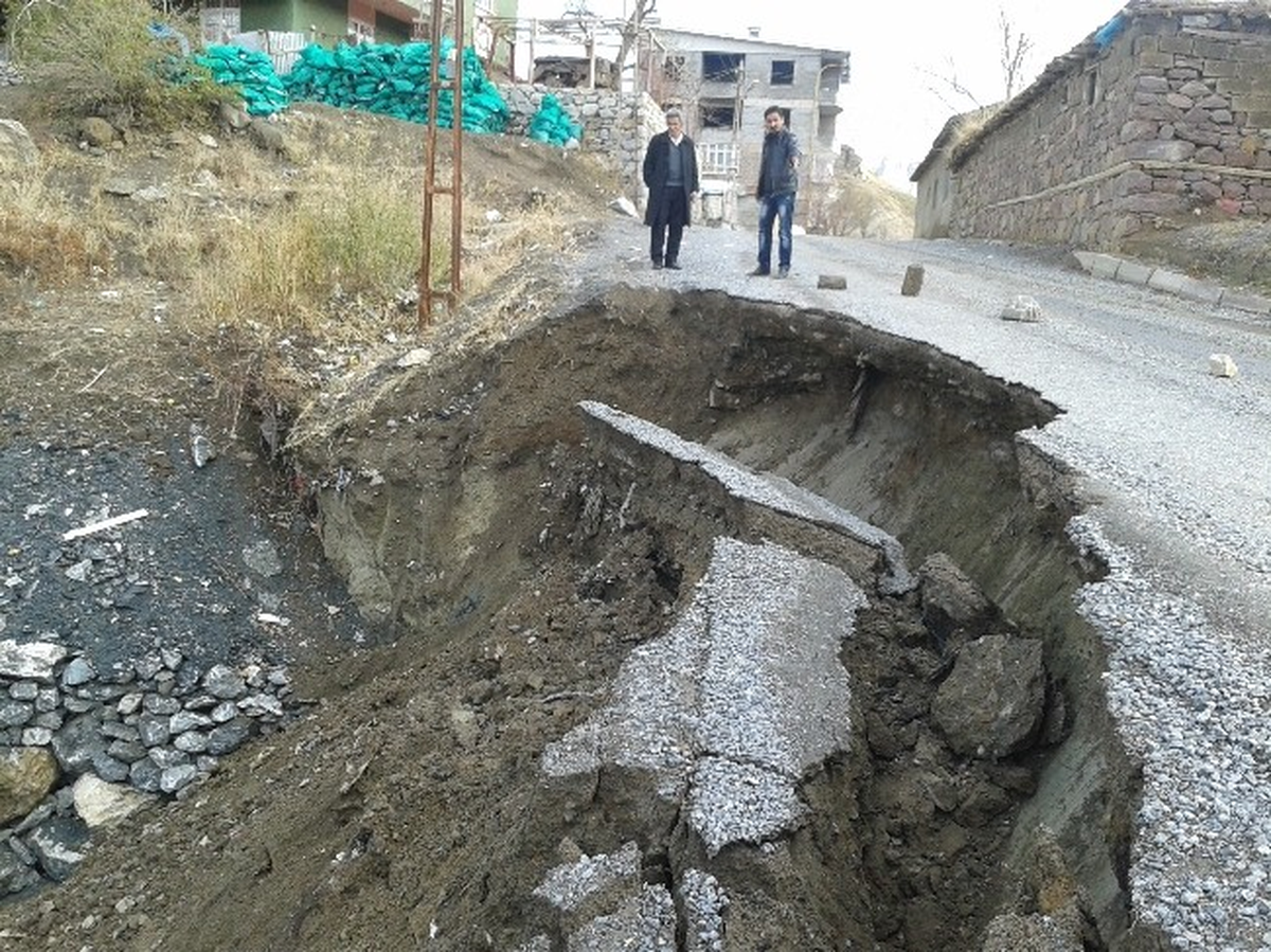 Yağışlara Dayanamayan Mahalle Yolu Çöktü