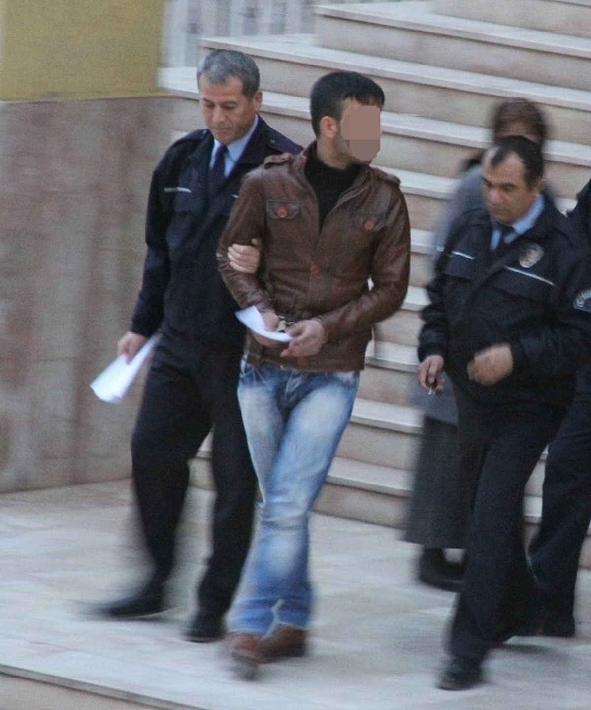 Adliye Önünde Bıçakla Polise Saldıran Genç Tutuklandı