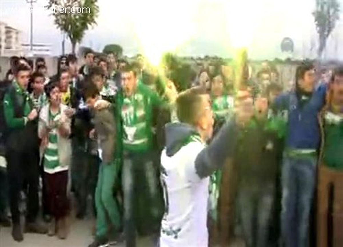 Bursasporlu bir grup taraftardan "Batalla" protestosu