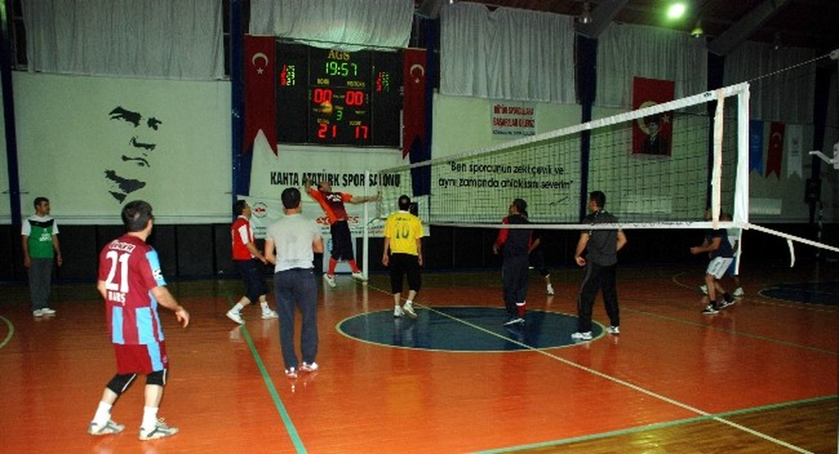 Kurum Amirleri ve Öğretmenler Voleybol Maçında Karşılaştı