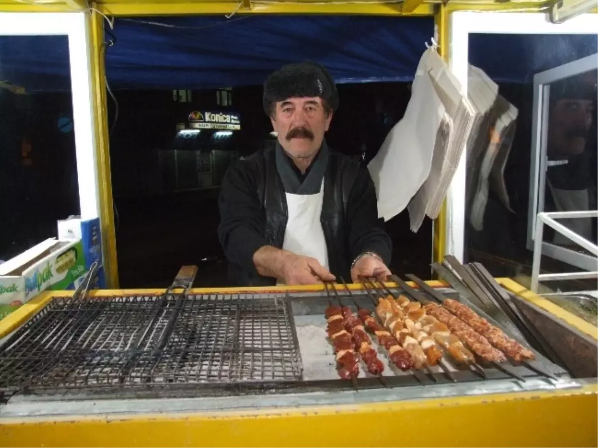 Soğuğa Rağmen Ciğer Kebabı Yok Satıyor