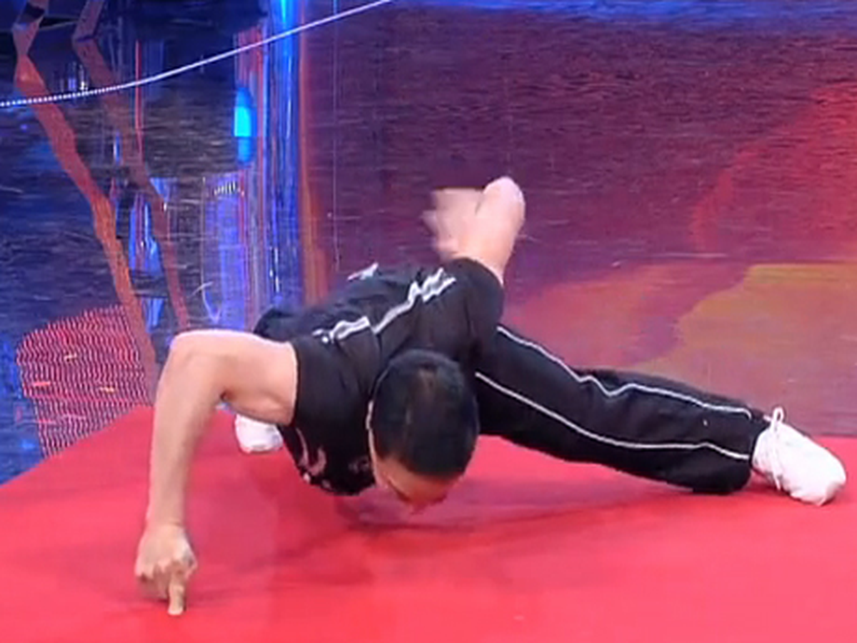 Tek El Tek Parmak Şınav Çekerek Rekor Kırdı