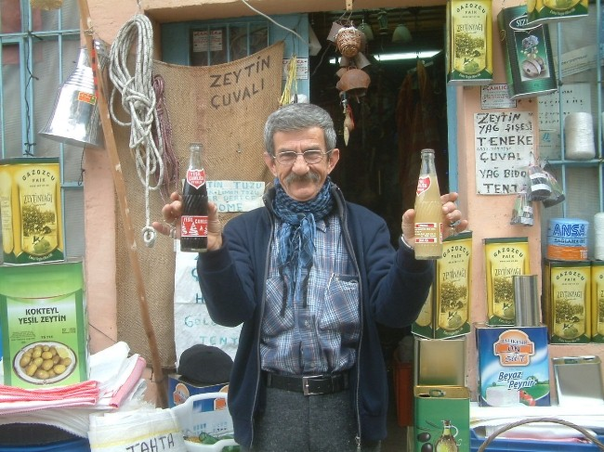 Ayvalık\'taki Dükkanın Dekorasyonu İlgi Görüyor