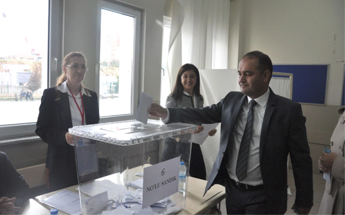 Başakşehir\'in İlk Belediye Başkan Adayı Özgür Karabat Oldu