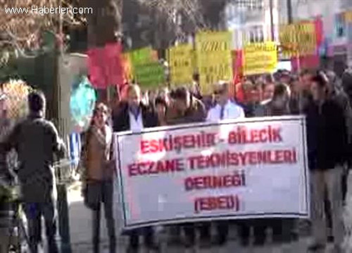 Eskişehir\'de \'Eczaneler Cumartesi Kapatılsın\' Yürüyüşü