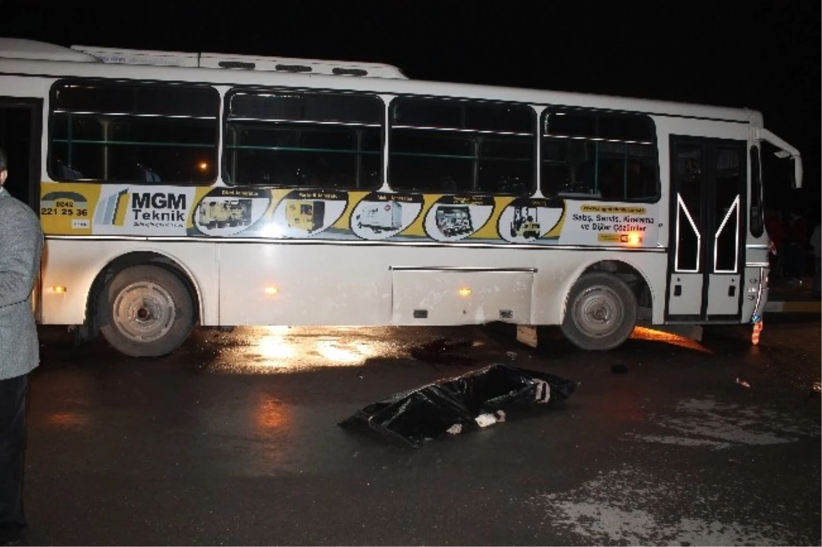 Antalya\'da Bisikletiyle Otobüsün Altında Kalan Genç Öldü