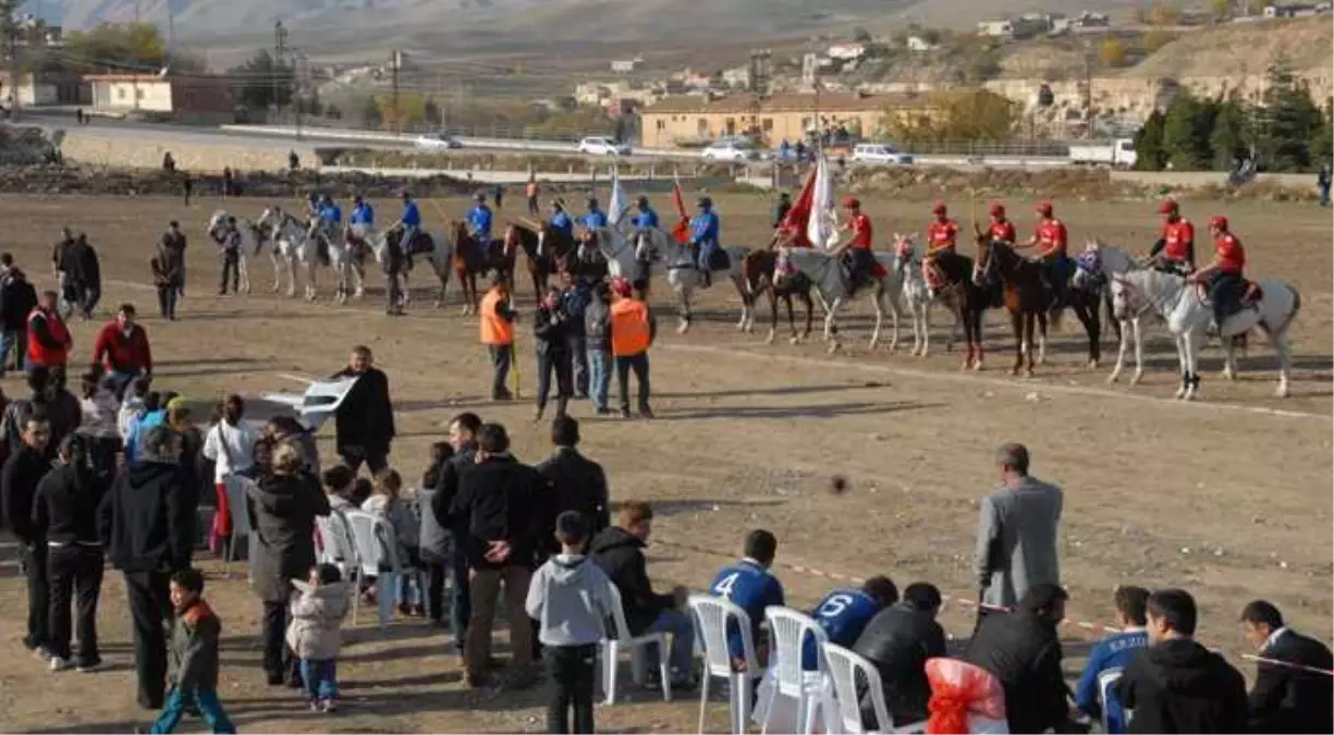 Hasankeyf\'te atlı cirit müsabakaları