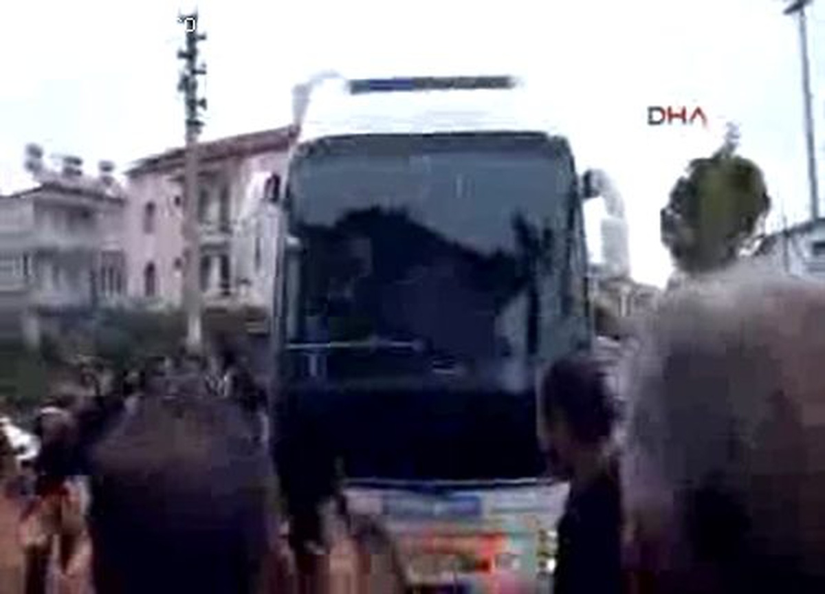 Konvoyun Geçişi Sırasında Gözaltına Alınan Kocasıyla Gitmek İstedi