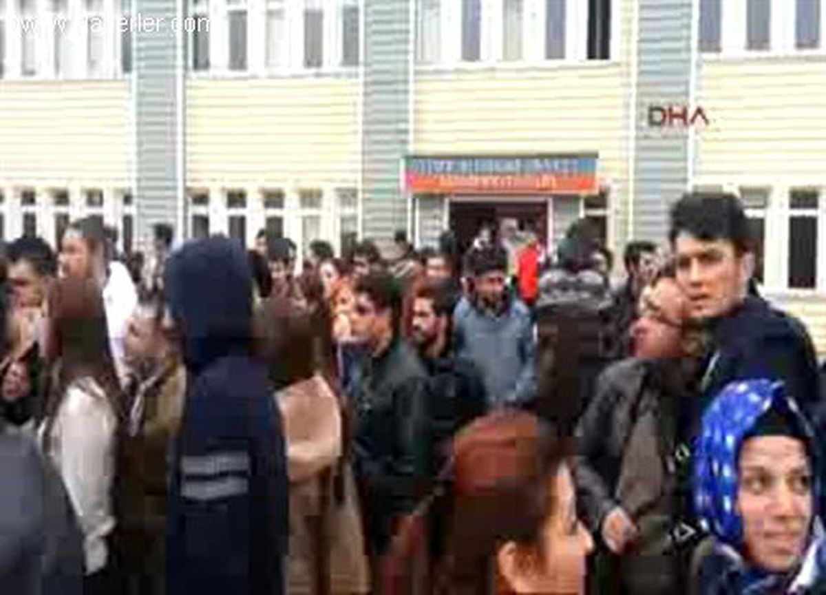 Gaziantep\'te Öğrencilerden Davullu Formasyon Eylemi
