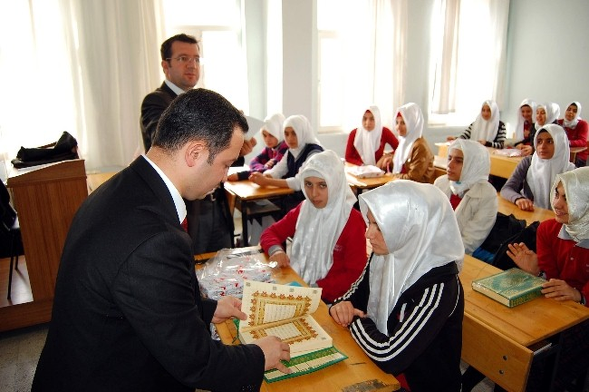 Öğrencilere Kur\'an-I Kerim Dağıtıldı