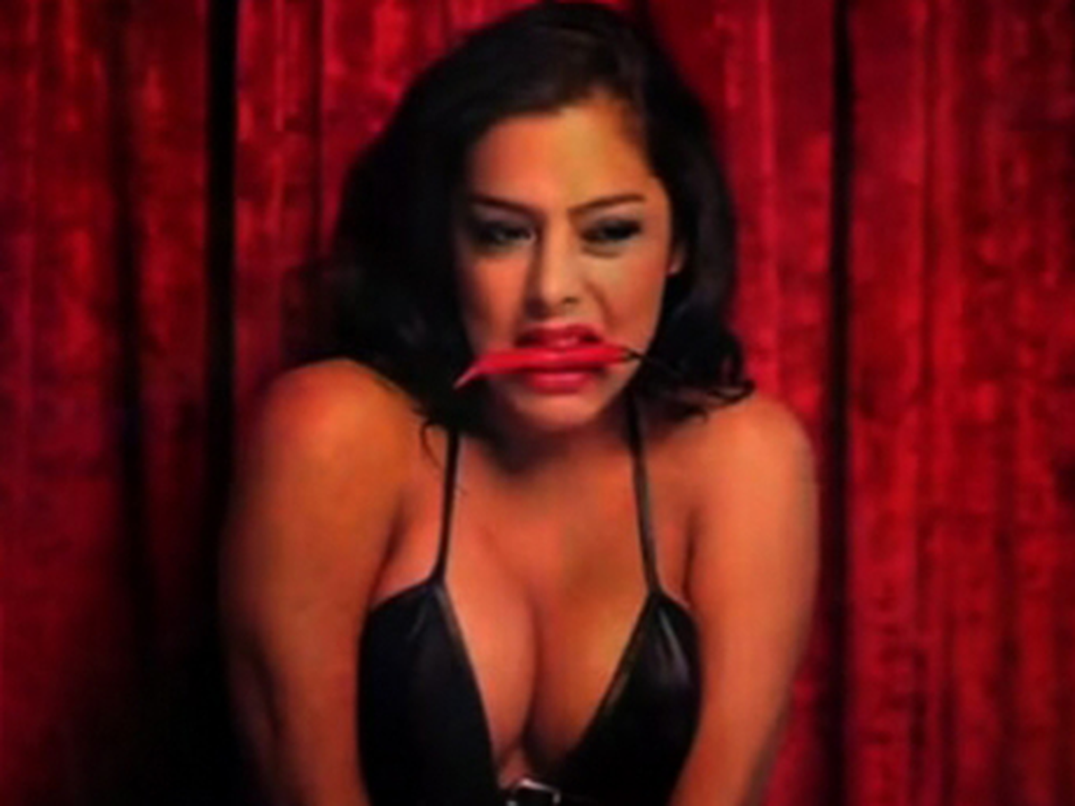 Larissa Riquelme, DJ Stef Hook'un Klibinde Oynadı