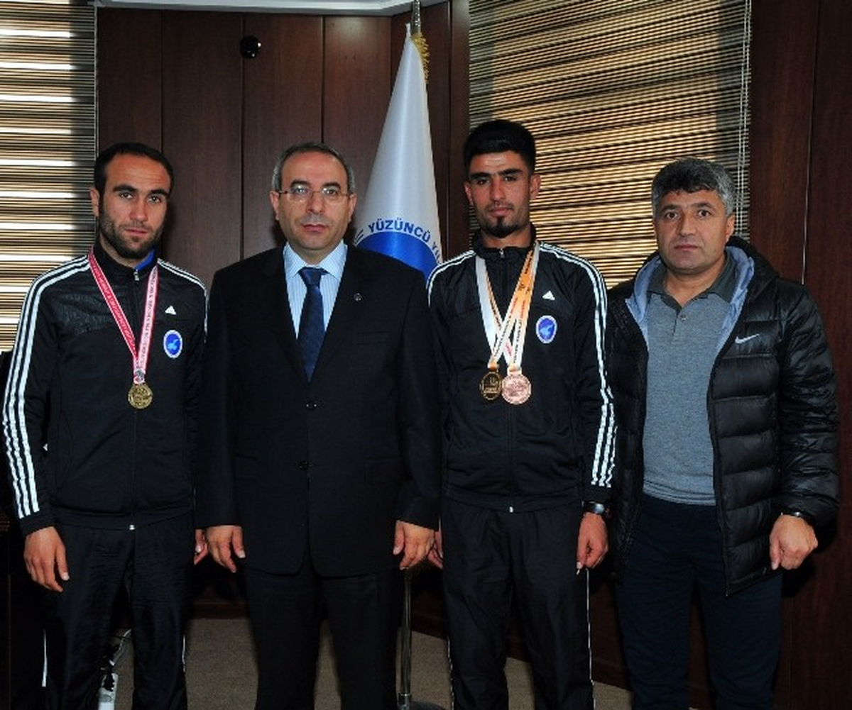 Şampiyonlardan Rektör Battal\'a Ziyaret