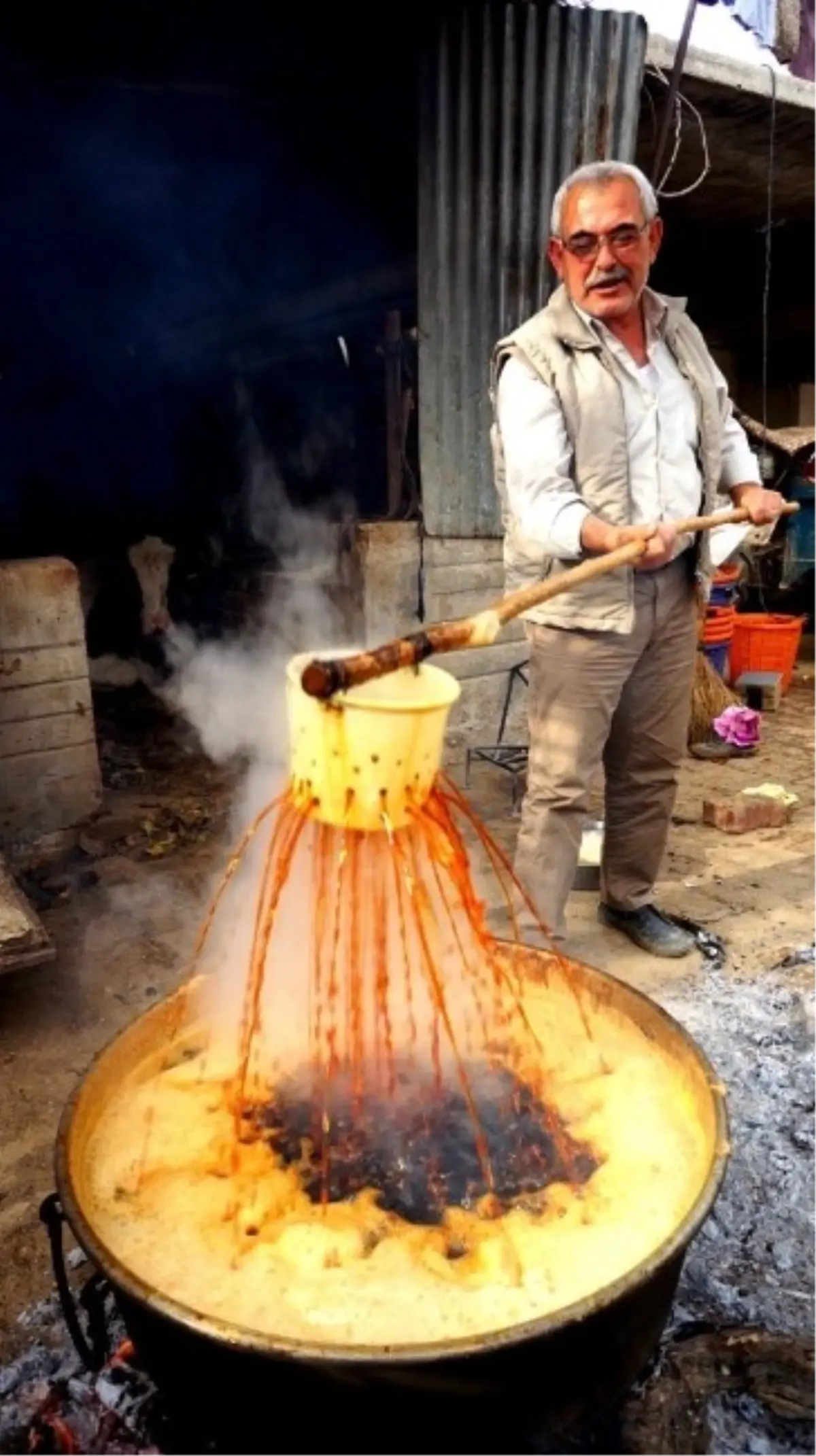 Sarıgöl\'de Yılın Son Pekmezi Kaynatıldı