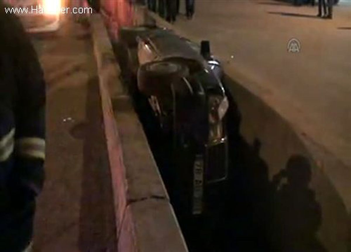 Su tahliye kanalına devrilen otomobilde 3 kişi yaralandı