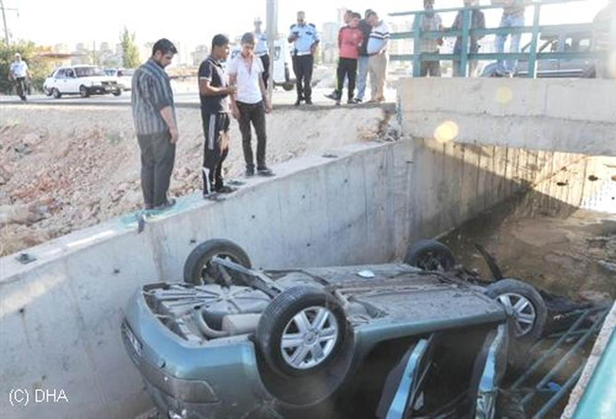 Otomobil, Su Tahliye Kanalına Devrildi