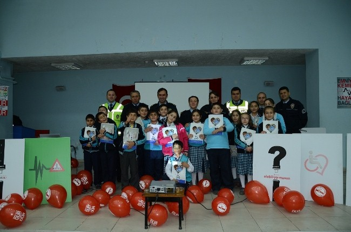 Trafik Polisleri Öğrencilere Çogep Kapsamında Temin Edilen Materyallerinin Dağıtımı ve Sunumu Yaptı