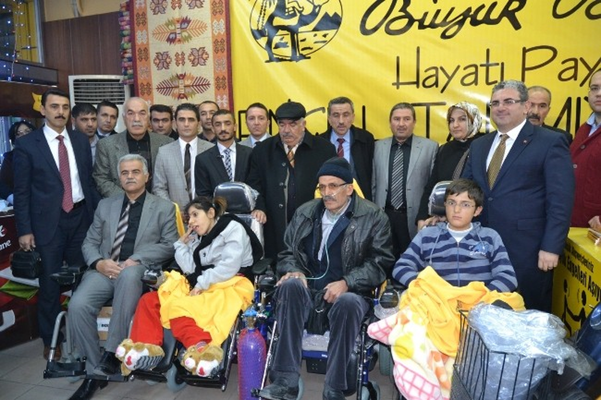 4 Engelli Vatandaşa, Akülü Tekerlekli Sandalye Verildi