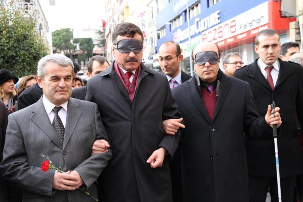 5 Dakikalığına Görme Engelli Oldular