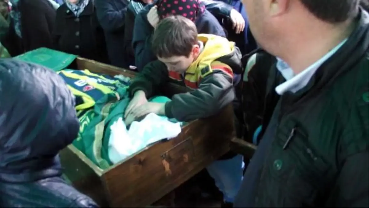 Ölen Ağabeyine Son Kez Dokundu