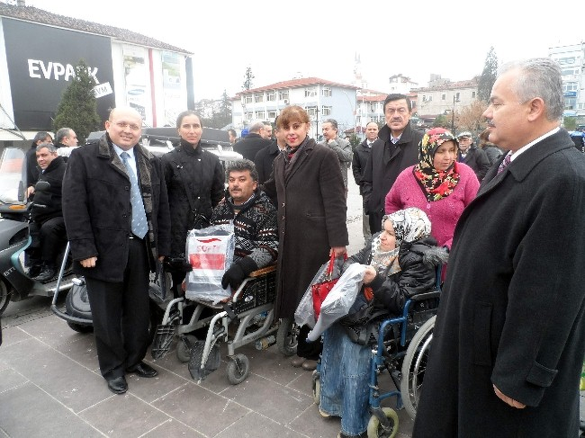 AK Parti Kadın Kolları, Engelliler Günü Programına Katıldı