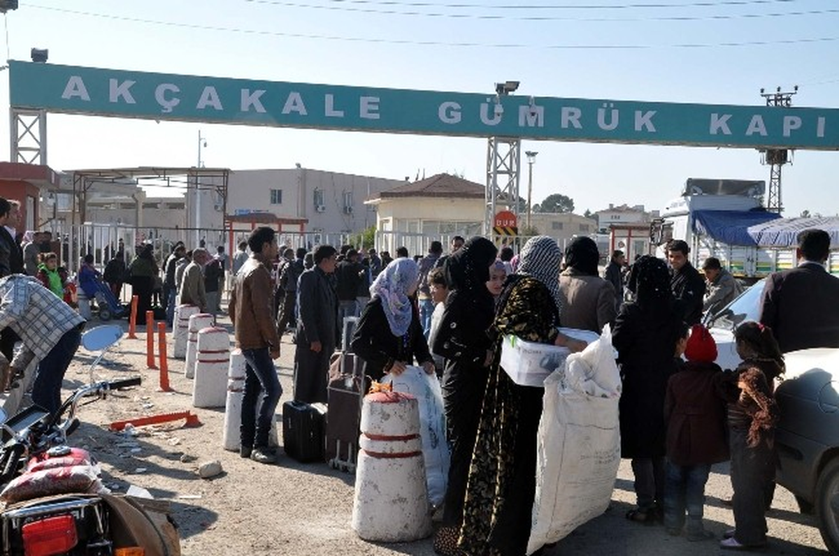 Akçakale Sınır Kapısında Geçişler Devam Ediyor