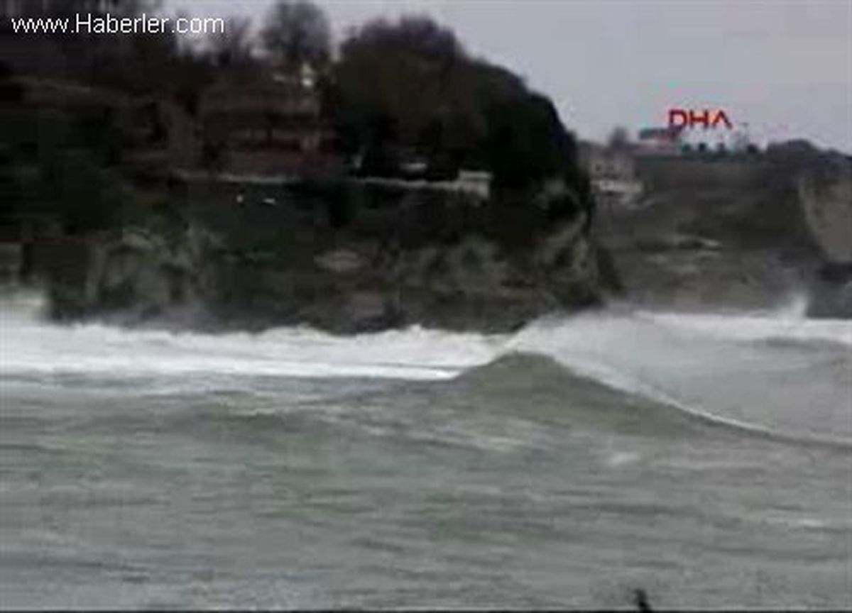 Akçakoca\'da Dalgalar 5 Metreye Ulaştı