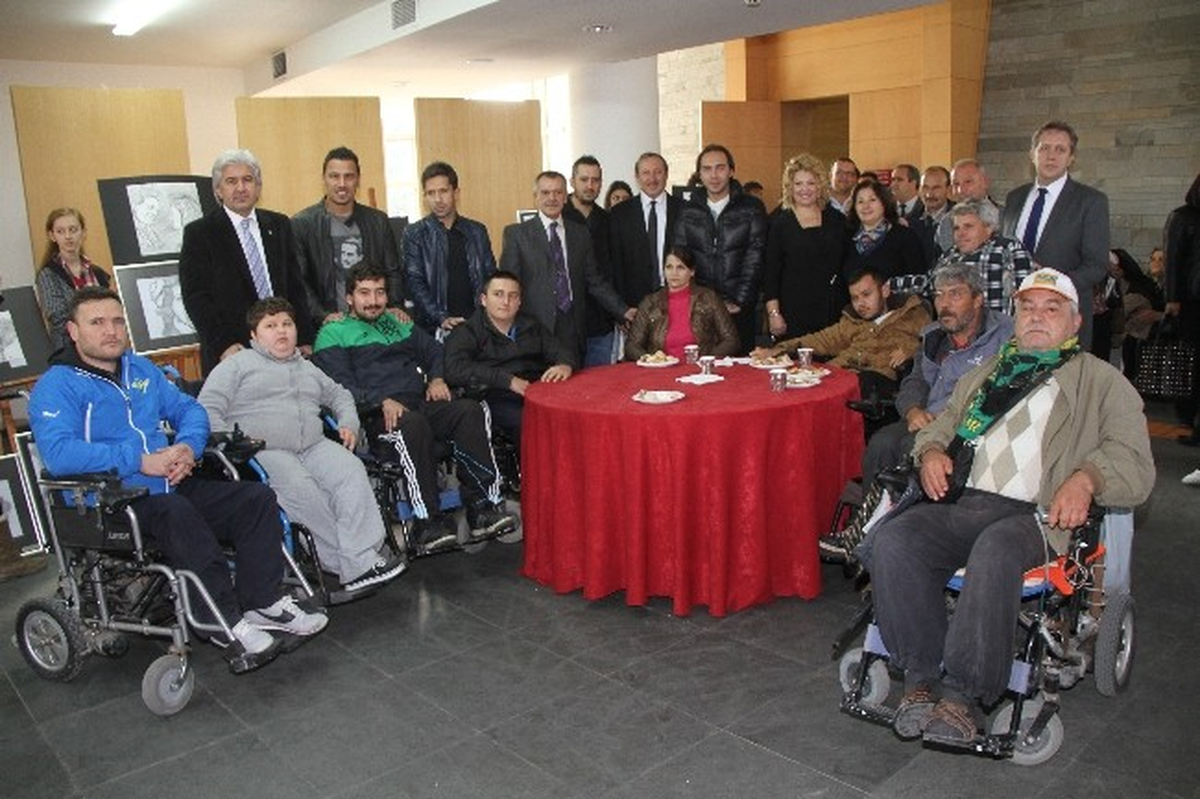 Akhisar\'da Engelsiz Kalemler Sergisi