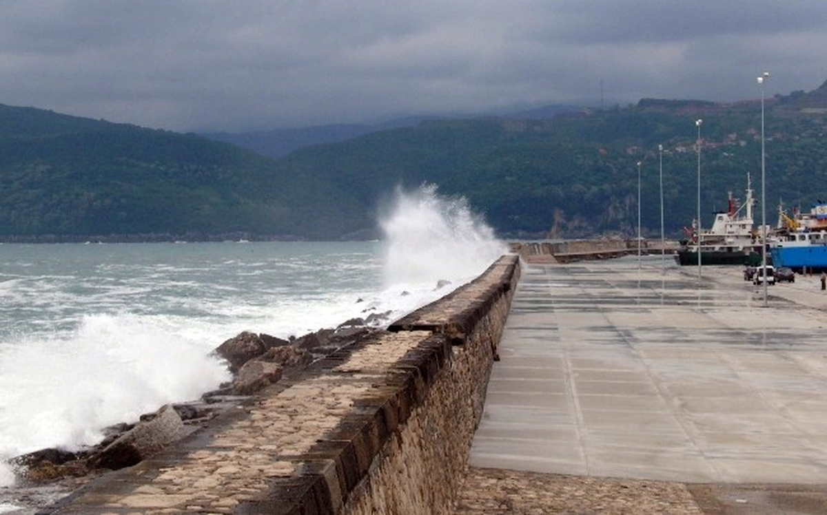 Amasra\'da Dalga Boyu Beş Metreye Ulaştı