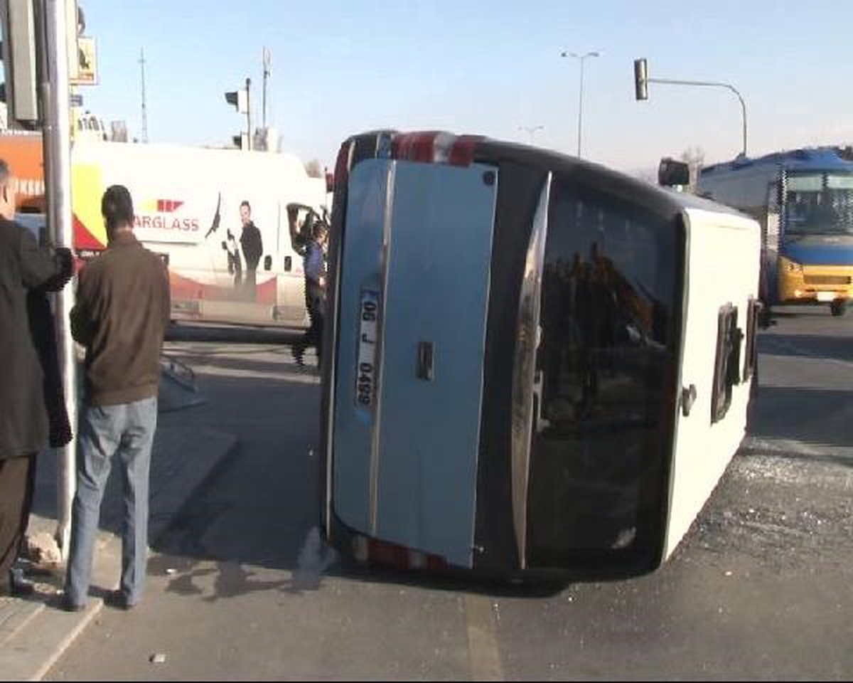 Ankara\'da Yolcu Minibüsü Kaza Yaptı; 6 Yaralı