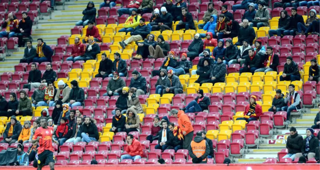 Galatasaray Taraftarı Maçtan Sonra Yönetimi İstifaya Çağırdı