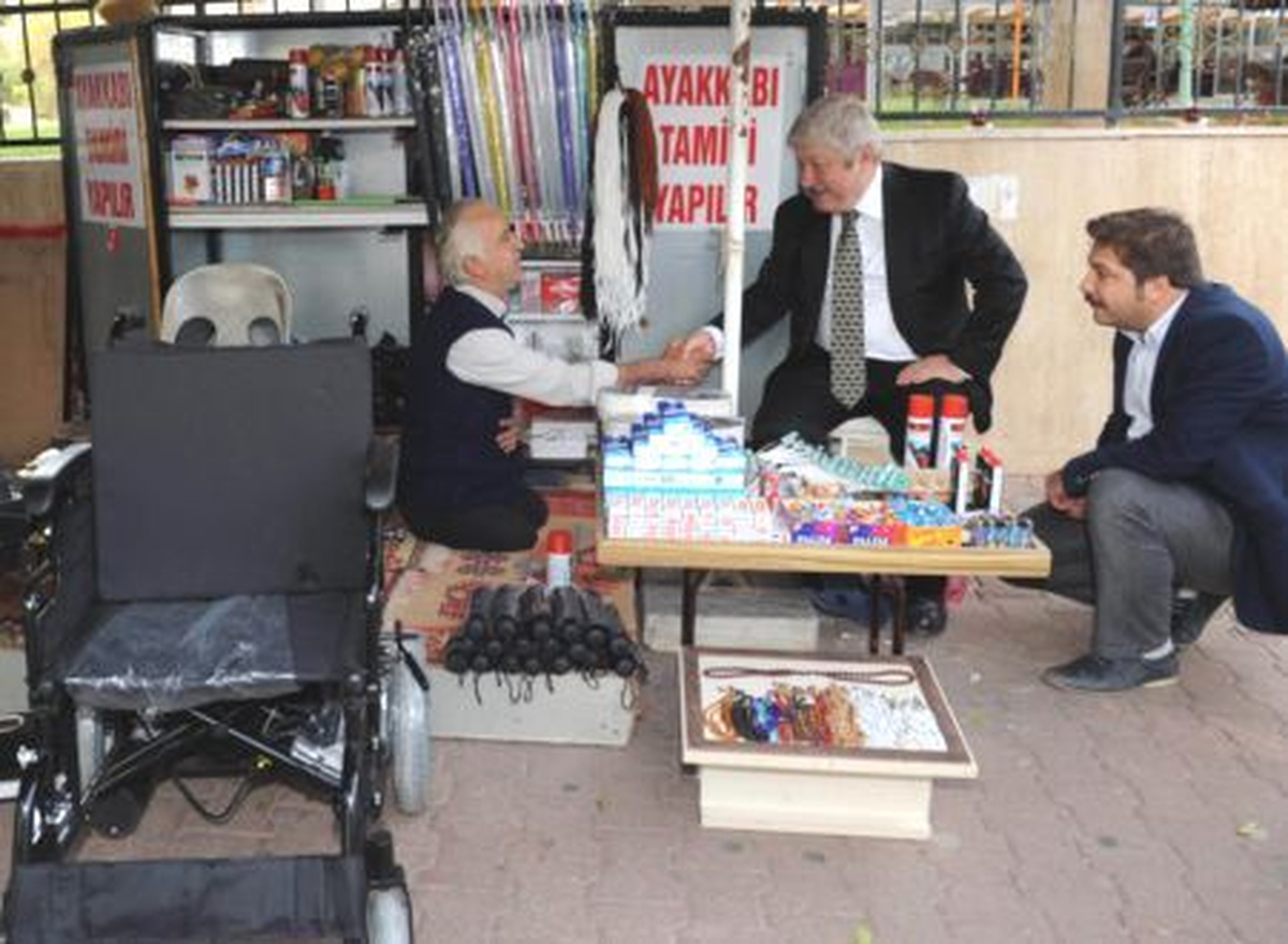 Başkan Akaydın, Engelli Vatandaşa Akülü Sandalye Hediye Etti