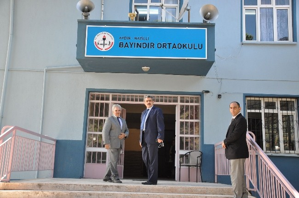 Başkan Alıcık, Köy Okuluna Projeksiyon ve Kitap Hediye Etti