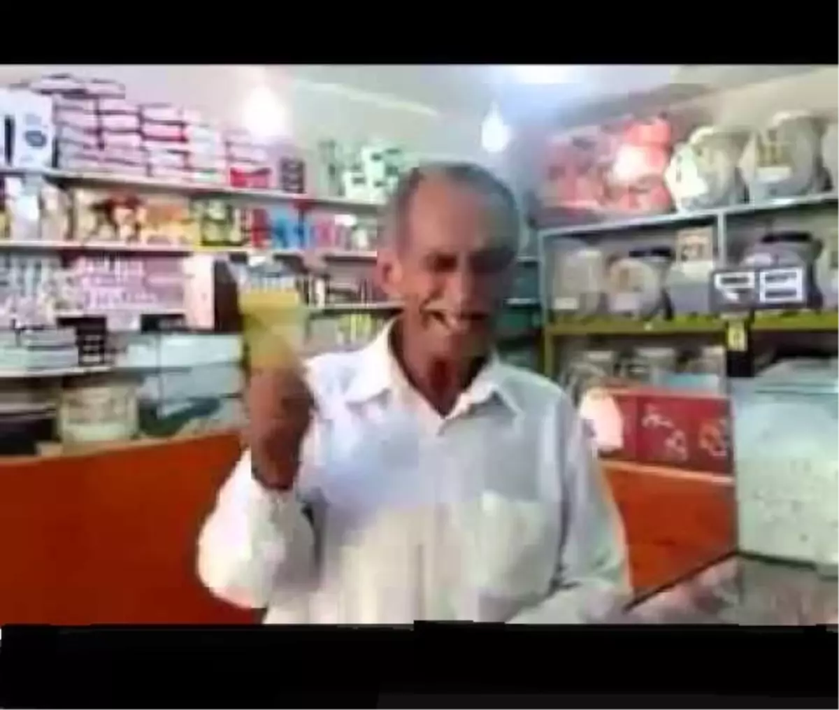 Bebek Taklidi Yapan Adam Güldürdü