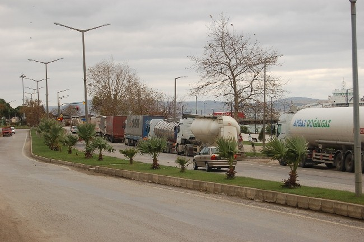 Çanakkale\'de Fırtına Deniz ve Kara Ulaşımını Aksattı