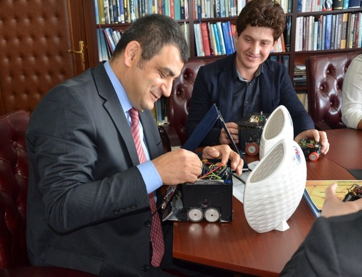 Çomü Robot Ekibinden Rektör Laçiner\'e Ziyaret