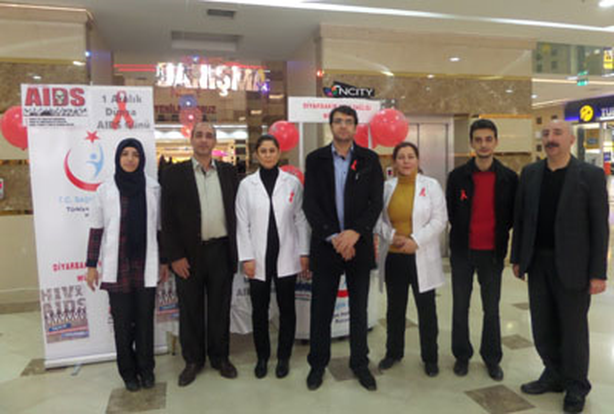 Diyarbakır\'da \'\'AİDS\'e Dikkat\'\' Standı Açıldı