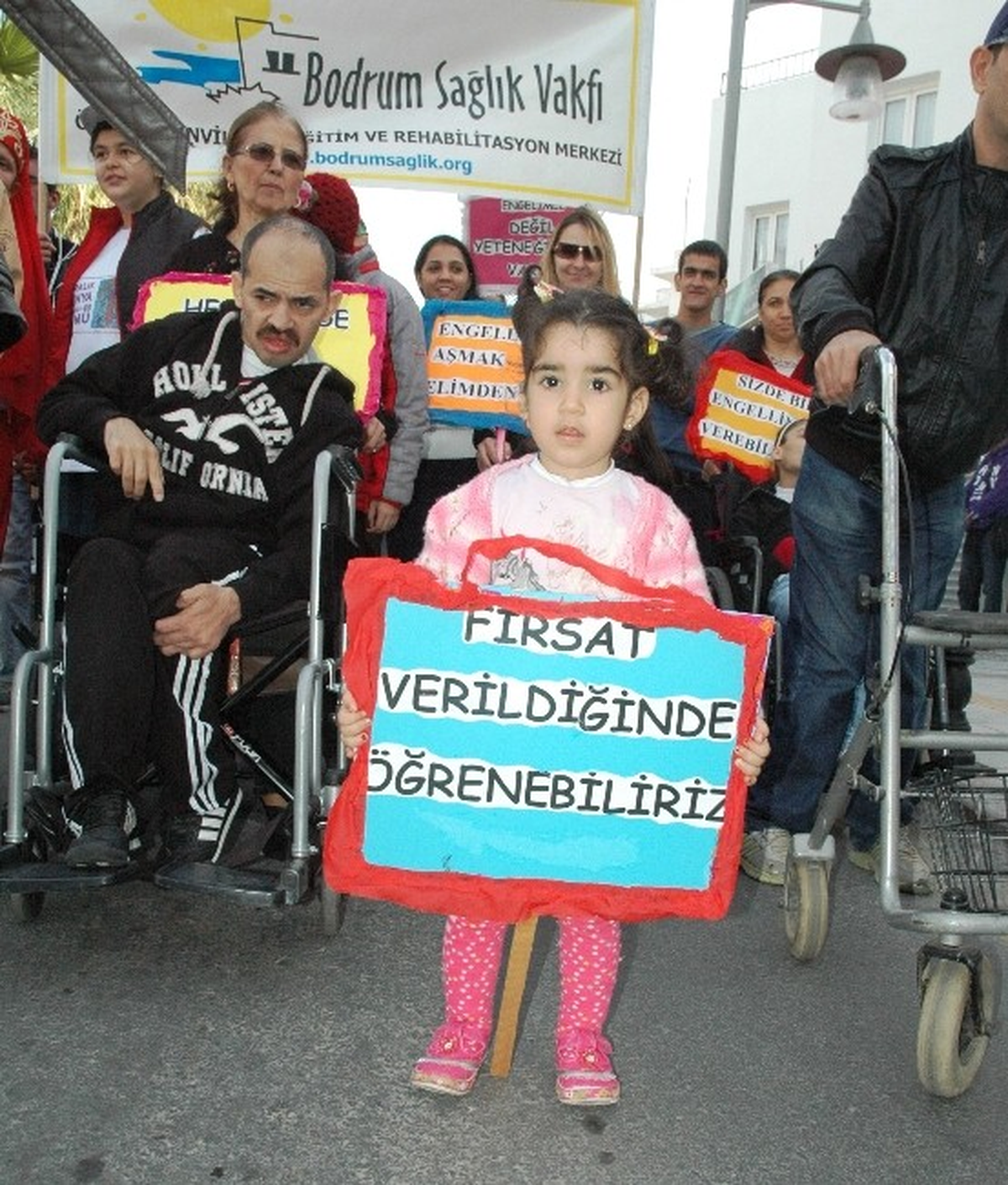 Engelli Öğrencilerden Dans Şov