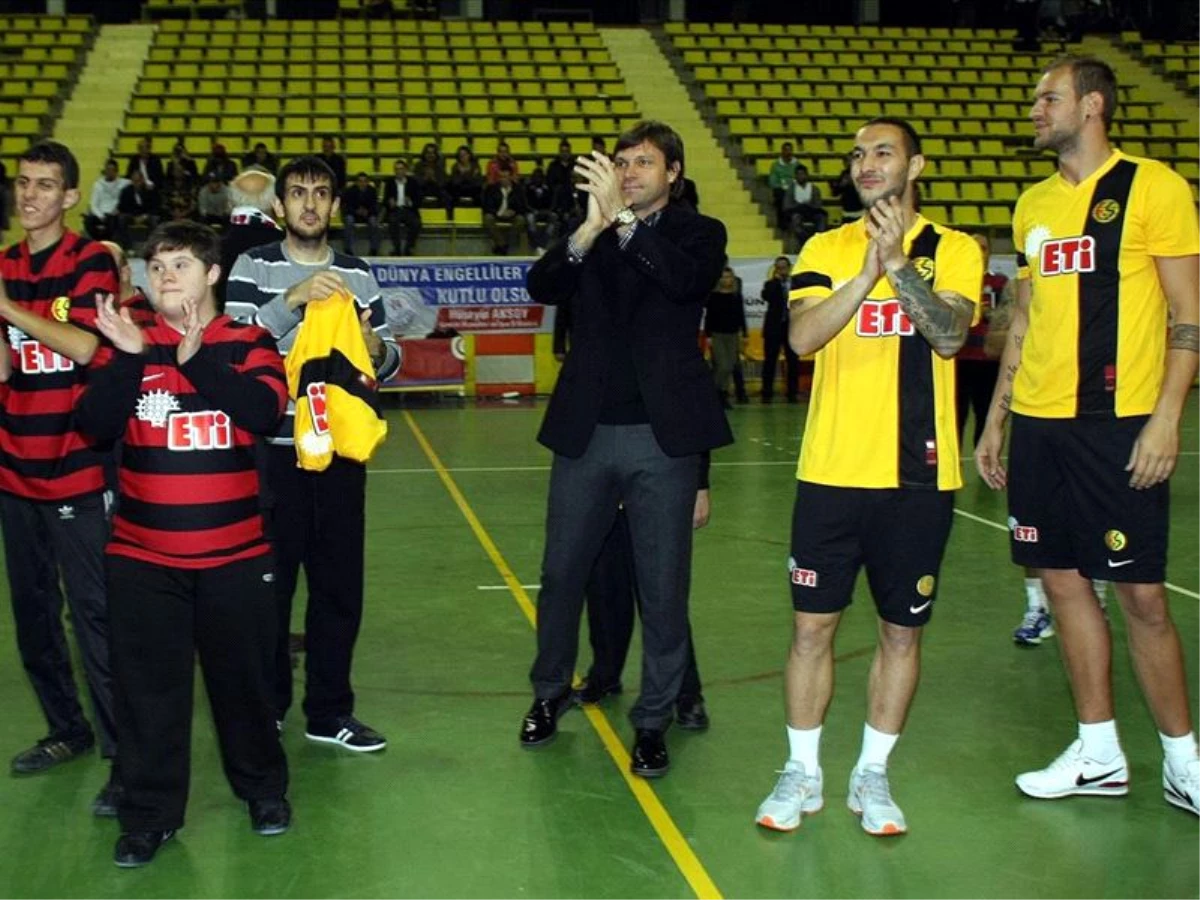 Eskişehirspor, Dünya Engelliler Günü\'nde Maç Yaptı