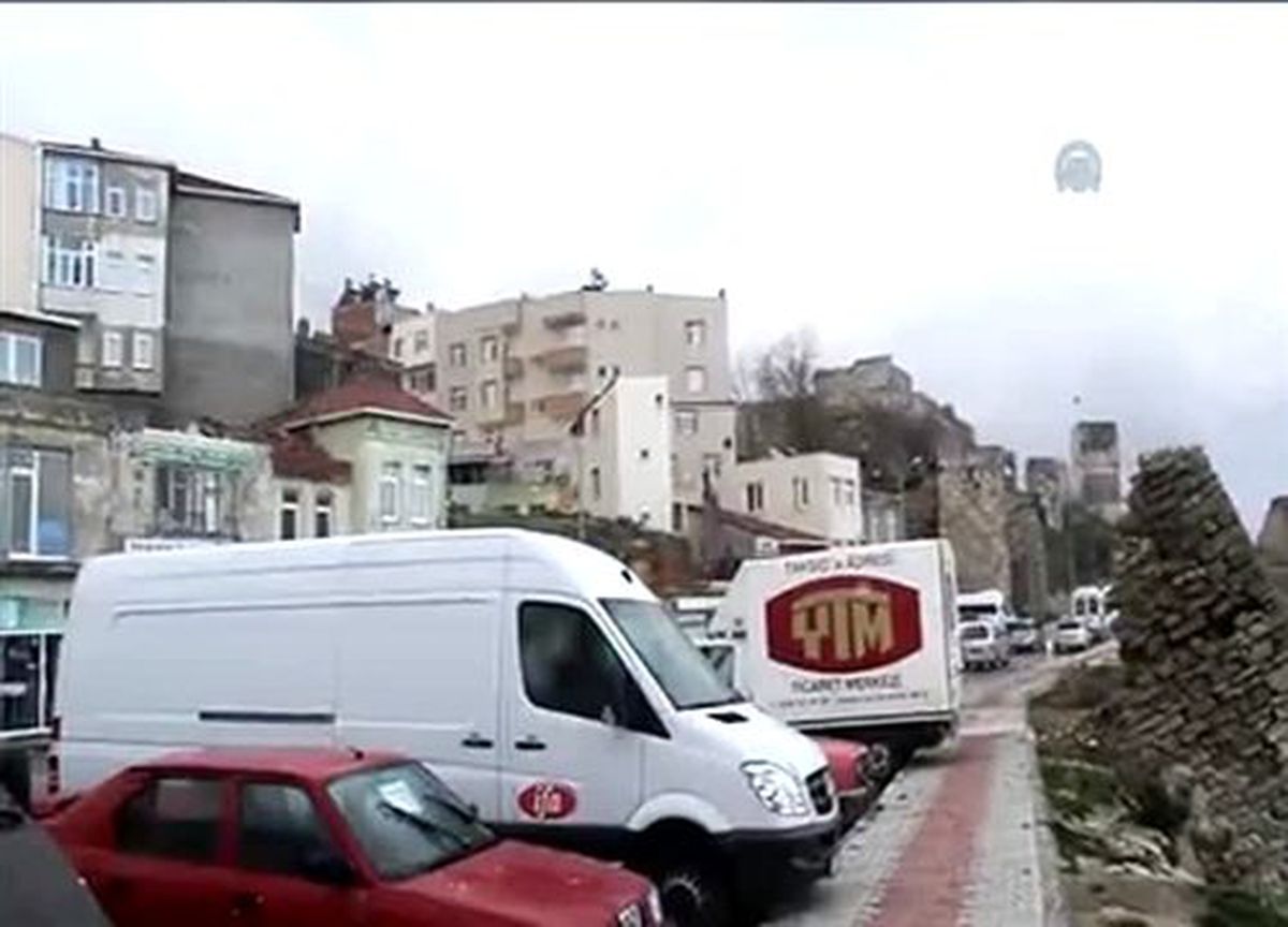 Fırtına ağaç devirdi