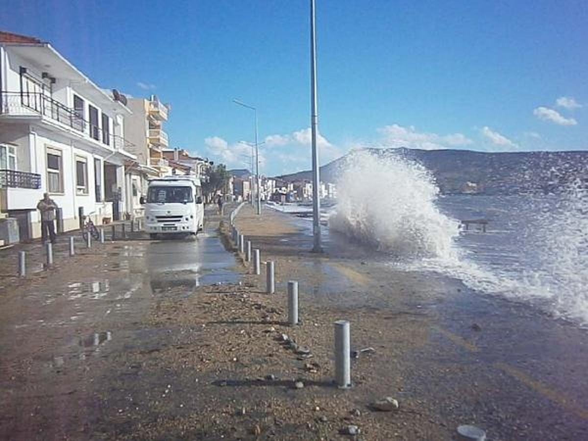 Fırtına Foça\'yı Vurdu