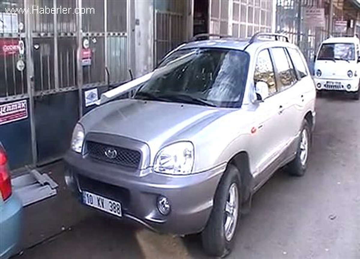 Fırtına nedeniyle uçan çatı otomobilin ön camında içeri girdi