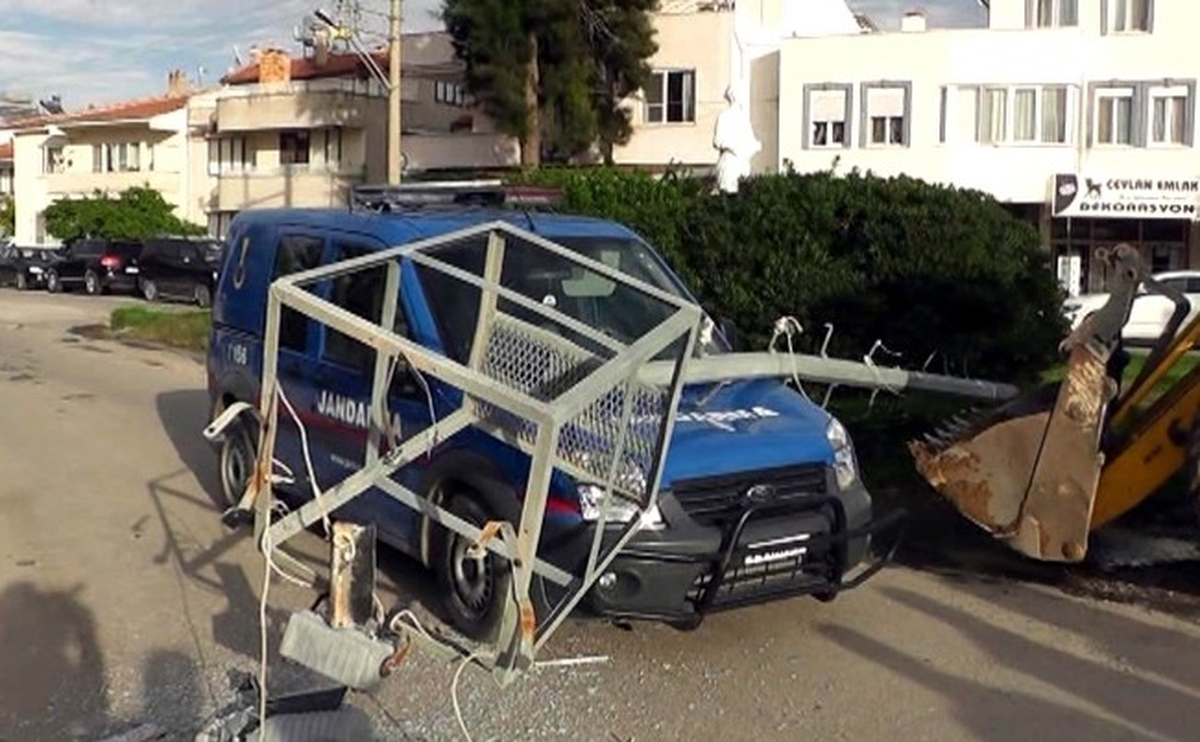 Fırtınada Jandarma Aracının Üzerine Aydınlatma Direği Devrildi