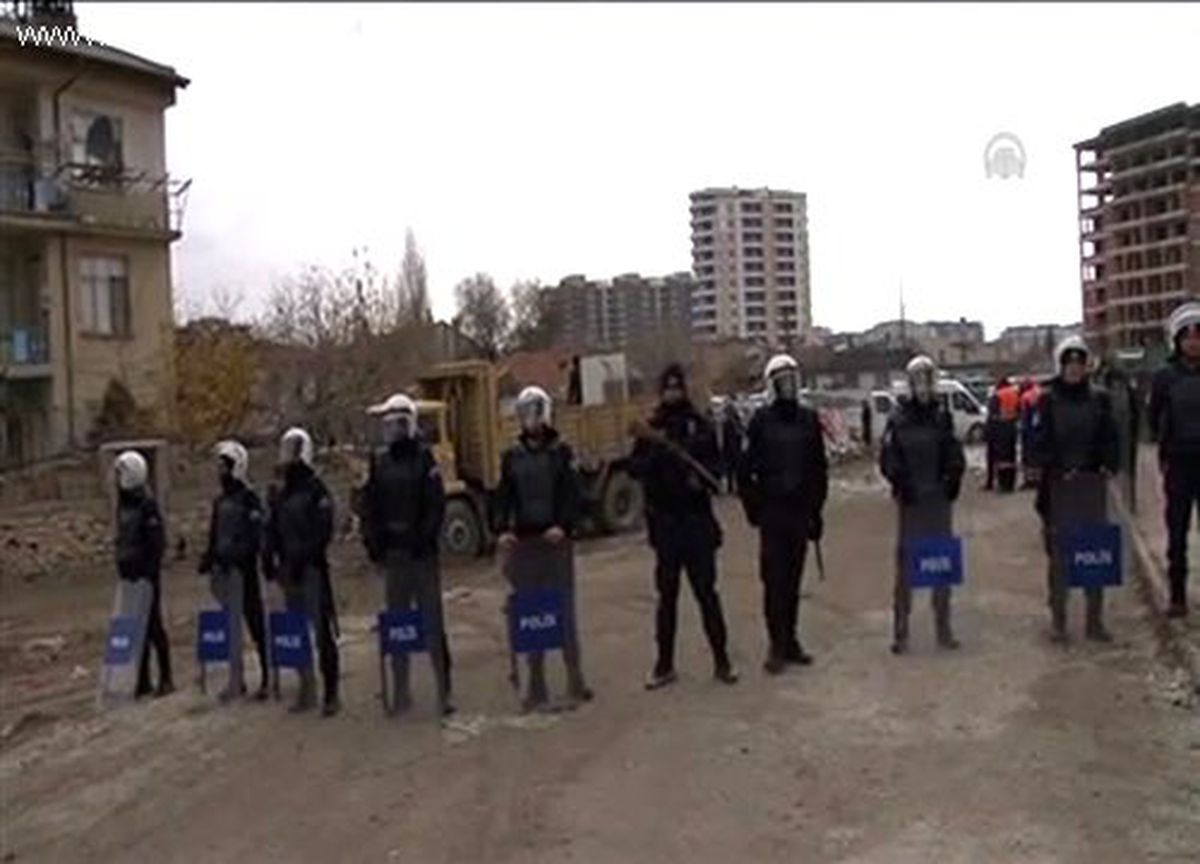 Harabeyi andıran eski yapılar yıkıldı