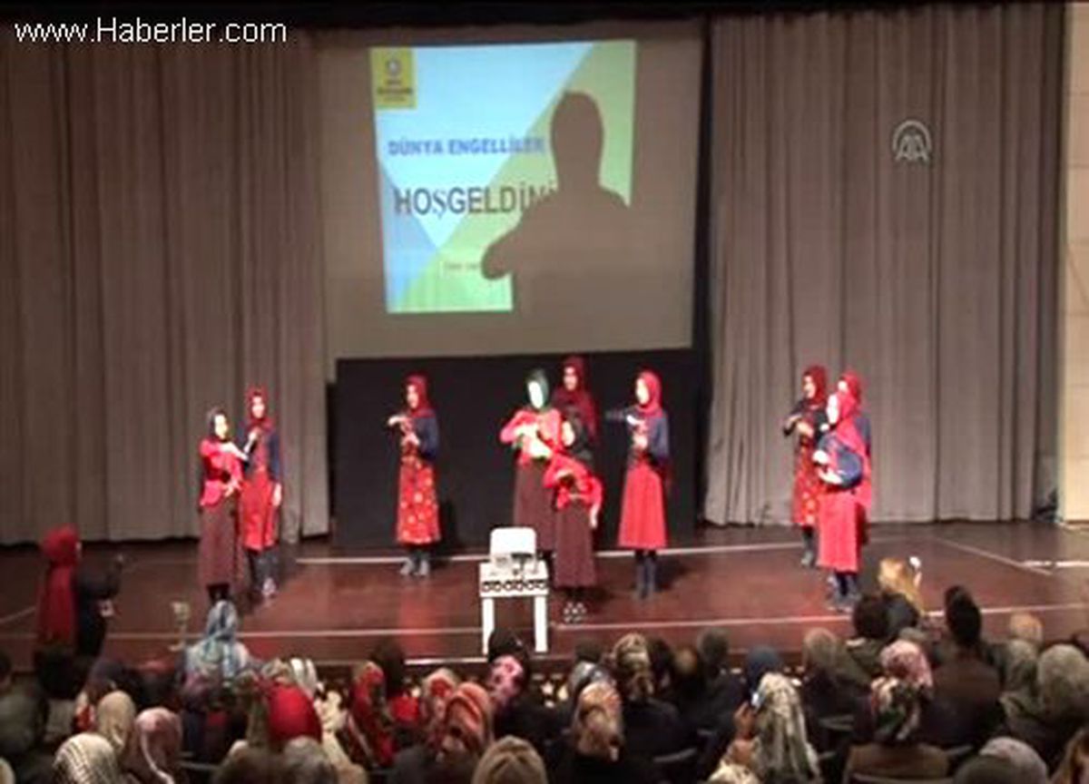 İşitme engellilere işaret diliyle "ilahi" söylüyorlar
